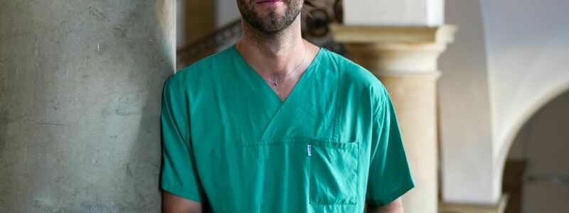 Der Arzt Jasper Iske will mit seinen Videos im Netz gegen Lügen angehen. - Foto: Soeren Stache/dpa
