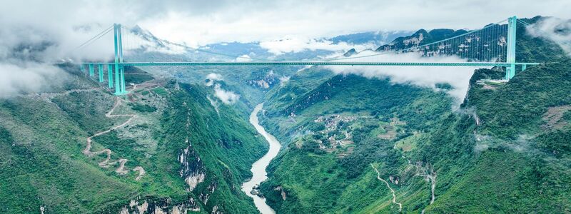 Die Huajiang Grand Canyon Bridge erreicht laut chinesischen Staatsmedien eine Höhe von bis zu 625 Metern. - Foto: Ou Dongqu/XinHua/dpa