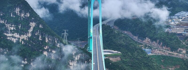 Die Huajiang Grand Canyon Bridge erreicht laut chinesischen Staatsmedien eine Höhe von bis zu 625 Metern. - Foto: Yang Wenbin/XinHua/dpa