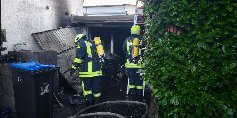 FW Heimbach: Garagenvollbrand im Stadtteil Vlatten - Gasflaschen geborgen - Foto: presseportal.de