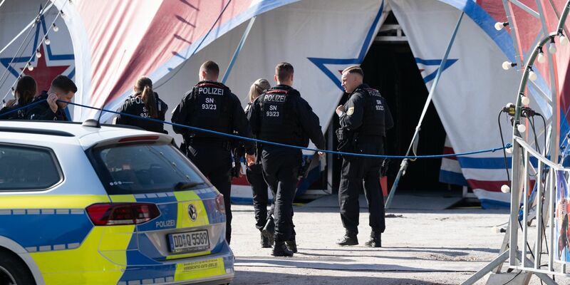 Ein handgeschriebener Zettel an der Kasse informiert die Zirkusbesucher über die Schließung wegen eines Trauerfalls.  - Foto: Sebastian Kahnert/dpa