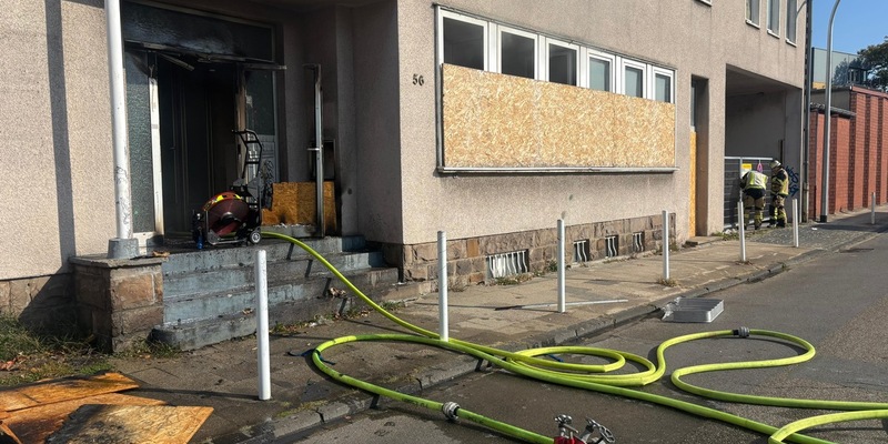 FW-E: Rauchentwicklung aus leerstehendem Gebäude - Feuerwehr verhindert Brandausbreitung - Foto: presseportal.de