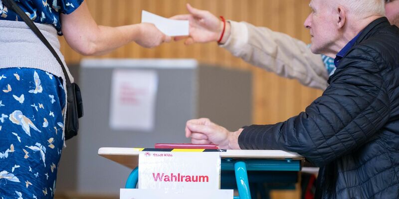 Eine Wahlhelferin gibt einen Stimmzettel aus. Landesweit fällt die Wahlbeteiligung unterschiedlich aus. - Foto: Benjamin Westhoff/dpa