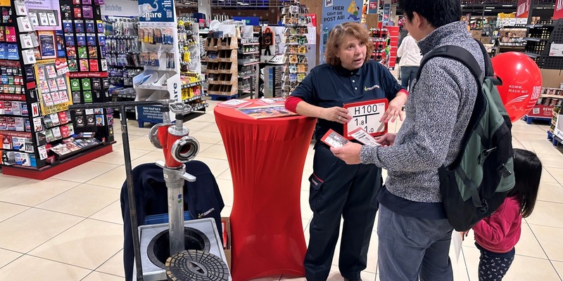 FW Weinheim: Weinheimer Feuerwehr feiert erfolgreichen Kick-off ihres ersten Sammelalbums - Foto: presseportal.de