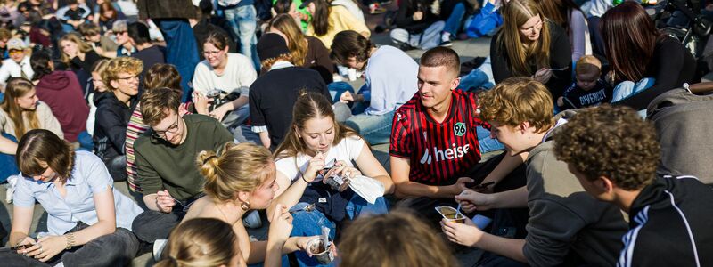 Netz-Trend: Pudding mit der Gabel essen. Das tun in Hannover über 1.000 junge Menschen. - Foto: Moritz Frankenberg/dpa