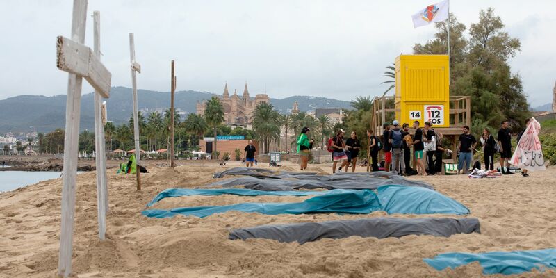 Die Protestierenden beklagen Arbeitszeiten von teils mehr als 200 Stunden im Monat. - Foto: Clara Margais/dpa
