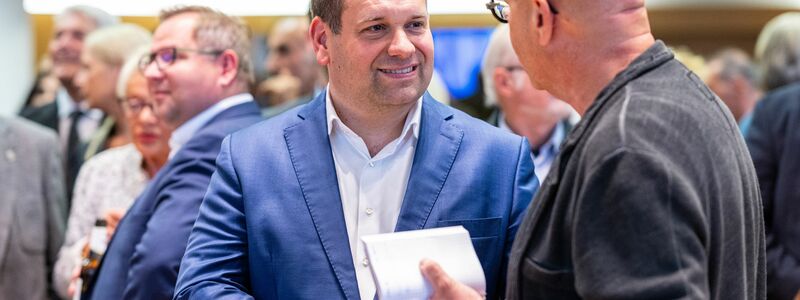 In der Ruhrgebietsstadt Hagen entschied der CDU-Kandidat Dennis Rehbein (l.) die Stichwahl klar für sich. - Foto: Guido Kirchner/dpa