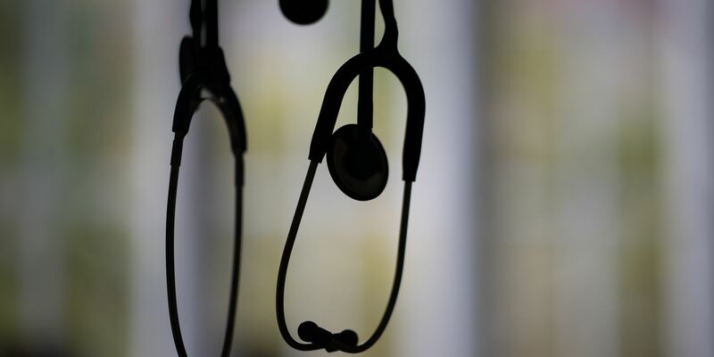 Wer direkt zum Facharzt will, soll dafür zahlen müssen - jedenfalls wenn es nach dem Chef der Kassenärztlichen Bundesvereinigung (KBV), Andreas Gassen, geht. (Symbolbild) - Foto: Sebastian Gollnow/dpa