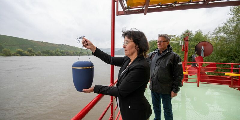 Bei einer Flussbestattung muss die Urne aus einem Material sein, dass sich im Wasser rasch auflöst. (Archivbild) - Foto: Harald Tittel/dpa