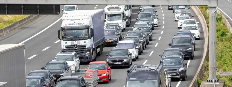Ein Sorgenkind ist nach wie vor der Verkehrssektor. (Illustration) - Foto: Bodo Marks/dpa