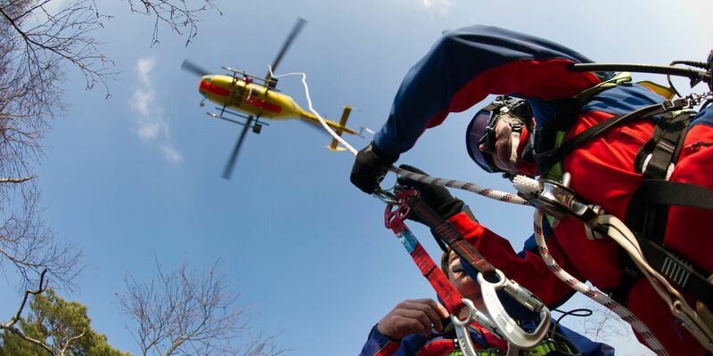 Der elfjährige Junge wurde mit dem Rettungshubschrauber in ein Krankenhaus gebracht. (Symbolbild) - Foto: picture alliance / dpa
