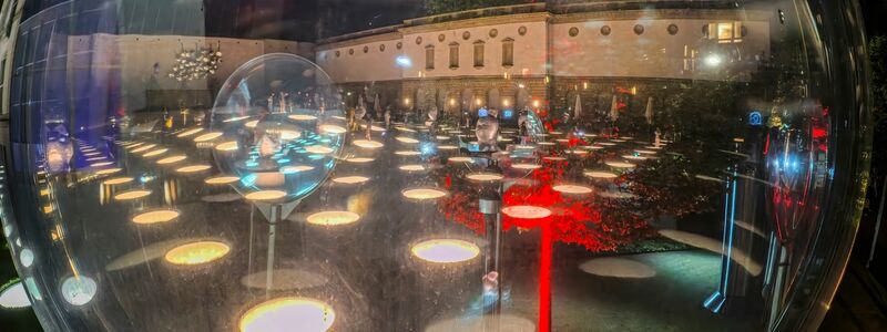 Das Frankfurter Städel, hier mit illuminiertem Garten, gehört zu den Museen, die einen langen Donnerstag anbieten. (Archivbild) - Foto: Andreas Arnold/dpa
