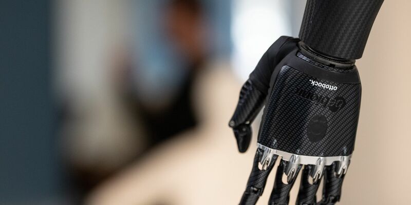 Handprothese im Showroom von Ottobock in Duderstadt. Der Orthopädietechnikhersteller geht an die Börse. - Foto: Swen Pförtner/dpa