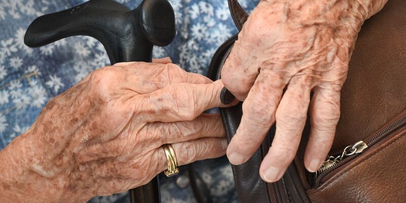 Mehr mindestens Hundertjährige leben in Deutschland. (Symbolbild) - Foto: Arne Dedert/dpa