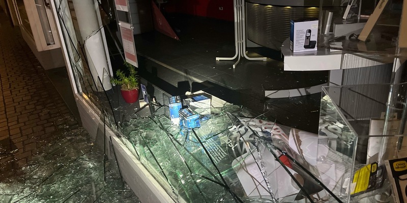 POL-RBK: Wermelskirchen - Schaufensterscheibe mit Gullydeckel eingeworfen - Foto: presseportal.de