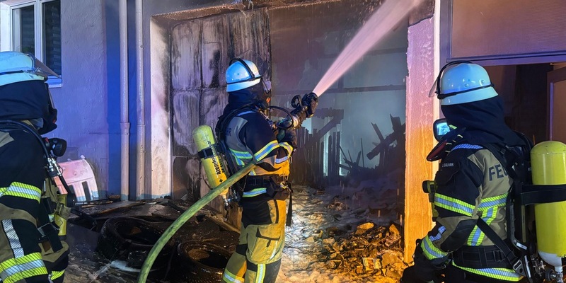 FW-E: Nächtlicher Brand in einem Mehrfamilienhaus - zehn Personen in Notunterkunft untergebracht - Foto: presseportal.de