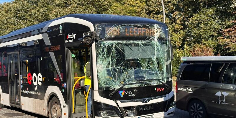 Insgesamt wurden bei dem Unfall zwölf Menschen verletzt. - Foto: Bodo Marks/dpa