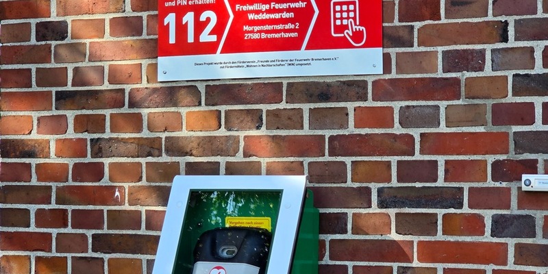 FW Bremerhaven: Öffentlicher AED bei der Freiwilligen Feuerwehr Weddewarden in Betrieb genommen - Foto: presseportal.de