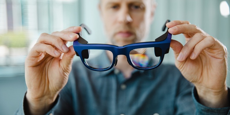 Augmented Reality für die Masse: SCHOTT erreicht Serienfertigung von Geometric Reflective Waveguides - Foto: presseportal.de