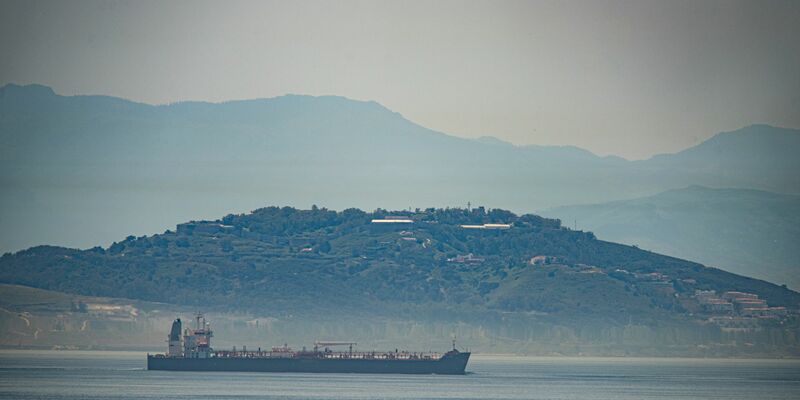 Technik für Schiffe darf künftig nicht mehr in den Iran geliefert werden. (Archivbild) - Foto: Marcos Moreno/AP/dpa