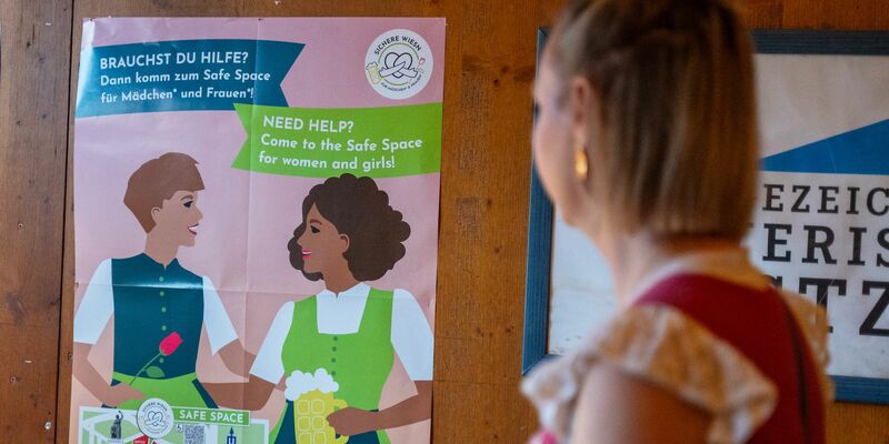 Der «Safe Space» wirbt unter anderem mit Plakaten und Flyern (Archivbild). - Foto: Leonie Asendorpf/dpa