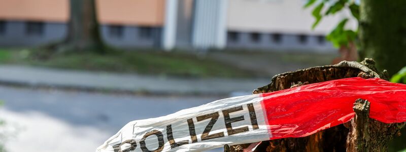 Diente die Krücke als Waffe? Am Tag nach dem tödlichen Tumult sichert die Polizei vor Ort mögliche weitere Beweismittel. - Foto: Christoph Reichwein/dpa