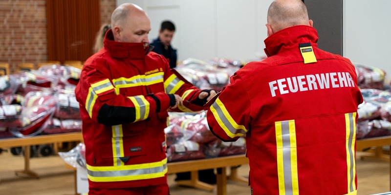 FW Wathlingen: Neue Einsatzkleidung für die Freiwillige Feuerwehr der Samtgemeinde Wathlingen - Foto: presseportal.de