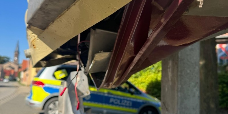 LPI-NDH: Zigarettenautomat gewaltsam geöffnet - Foto: presseportal.de