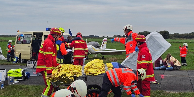 FW-ROW: Übung der Kreisfeuerwehrbereitschaft Nord in Karlshöfen: Großschadenslage nach Flugzeugkollision simuliert - Foto: presseportal.de