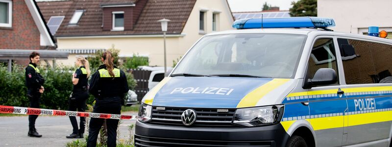 Die Polizei sperrte den Tatort ab.  - Foto: Hauke-Christian Dittrich/dpa