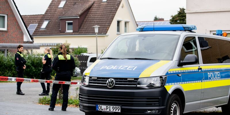 Die Polizei sicherte nach der Tat in dem Wohnhaus Spuren. - Foto: Hauke-Christian Dittrich/dpa