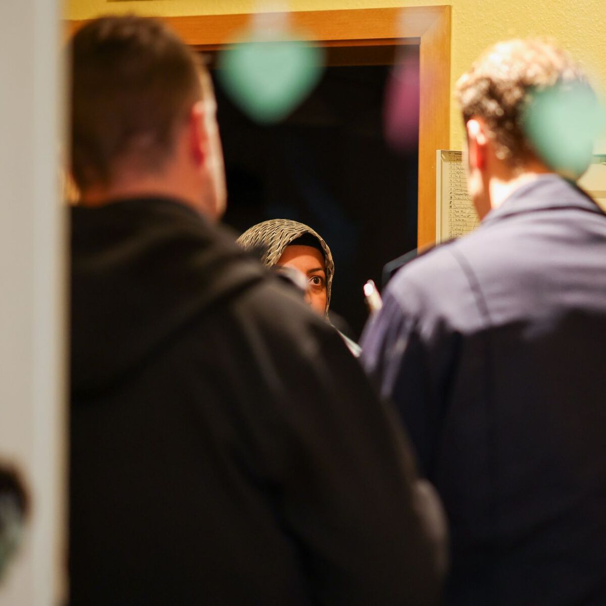 Vergangene Woche gab es Kontrollen gegen Sozialbetrug im Ruhrgebiet, hier die Beamtinnen und Beamten bei einer Wohnungsbesichtigung. - Foto: Christoph Reichwein/dpa