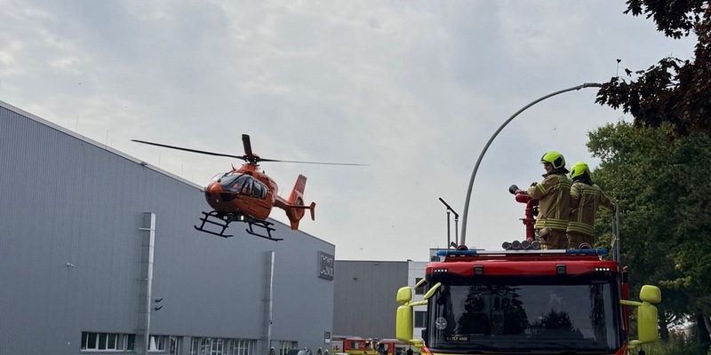 FW Ratingen: Schwerer Arbeitsunfall in Industriehalle - Mitarbeiter durch Stahlbleche eingeklemmt - Foto: presseportal.de