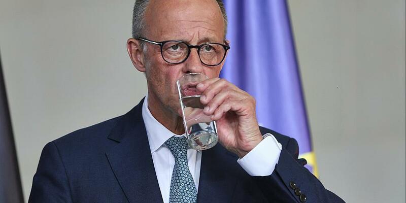 Friedrich Merz trinkt aus einem Glas Wasser - ohne Sprudel (Archiv) - Foto: über dts Nachrichtenagentur