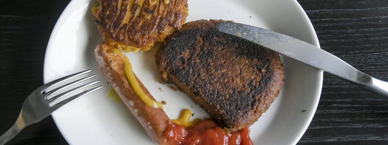 Diese Bouletten und Würstchen sehen aus wie echtes Fleisch, sind aber aus pflanzlichen Ersatzprodukten hergestellt. (Archivbild) - Foto: Markku Ulander/Lehtikuva/dpa