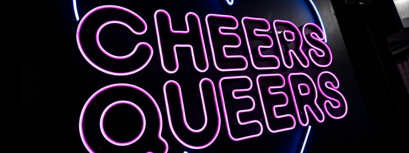Im Club «SchwuZ» in Berlin-Neukölln steht in leuchtenden Buchstaben «Cheers Queers». (Archivbild) - Foto: Christophe Gateau/dpa