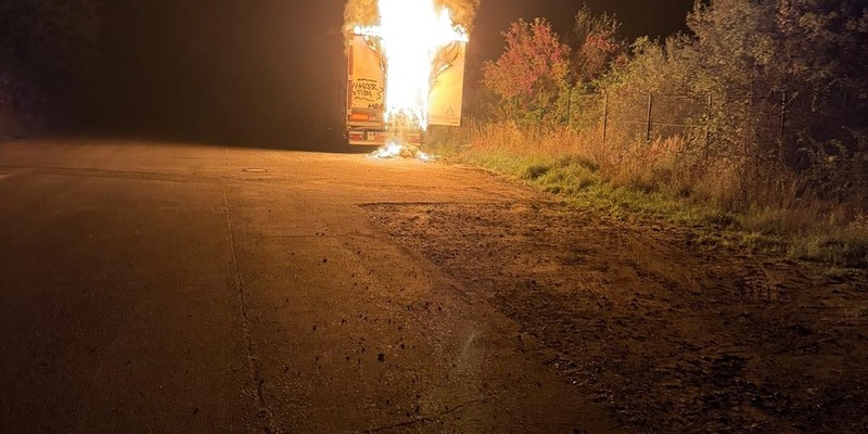 FW Bergheim: LKW brennt an der Landstraße 93 in Bergheim Teleskoplader unterstützt Löscharbeiten - Foto: presseportal.de