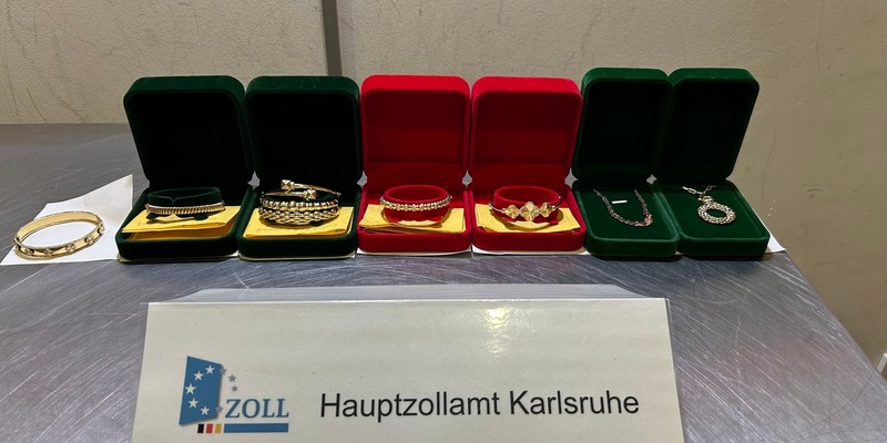 HZA-KA: Glänzende Entdeckung im Handgepäck - Goldschmuggel am Flughafen vereitelt - Foto: presseportal.de