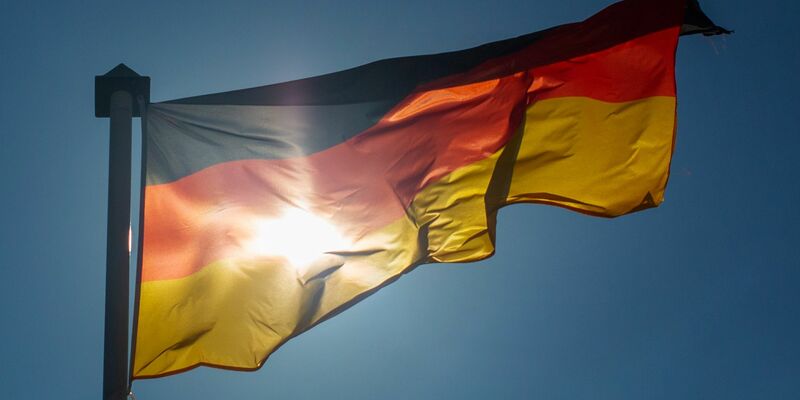 Die deutsche Wiedervereinigung wurde am 3. Oktober 1990 vollendet. Auch dreieinhalb Jahrzehnte später sind die Einkommen in den alten Bundesländern jedoch immer noch höher. (Symbolbild) - Foto: Fernando Gutierrez-Juarez/dpa-Zentralbild/dpa