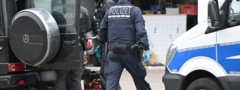 Auch in Weil der Stadt bei Stuttgart waren die Beamten im Einsatz.  - Foto: Bernd Weißbrod/dpa
