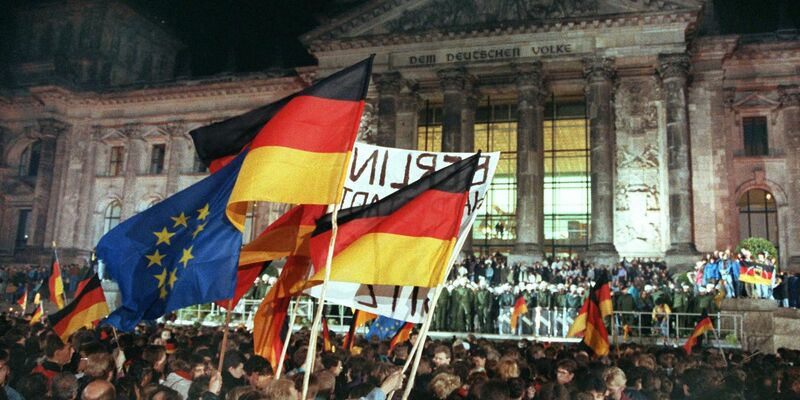 35 Jahre nach der Deutschen Einheit 1990 wirft das Statistische Bundesamt einen Blick auf die Menschen, die in dem Jahr geboren wurden. (Archivbild). - Foto: Wolfgang Kumm/dpa