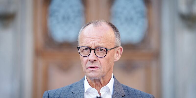 Bundeskanzler Friedrich Merz zeigt sich zum Auftakt der Klausurtagung des Bundeskabinetts in Berlin mit Blick auf die Wirtschaftsaussichten optimistisch.  - Foto: Kay Nietfeld/dpa