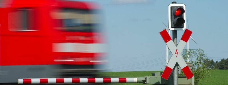 Auch ein Fahrgast erlitt eichte Verletzungen. (Symbolfoto) - Foto: Patrick Pleul/dpa-Zentralbild/dpa