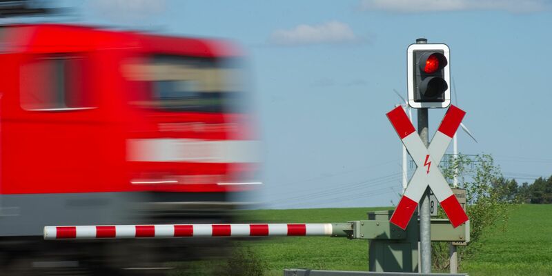 Die rund 100 Fahrgäste des Regionalzugs blieben bei dem Vorfall unverletzt. (Symbolbild) - Foto: Patrick Pleul/dpa-Zentralbild/dpa