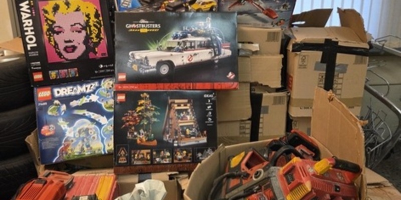 BPOL-FL: Bundespolizisten stellen 18 Kartons mit Lego und Baumaschinen sicher - Foto: presseportal.de