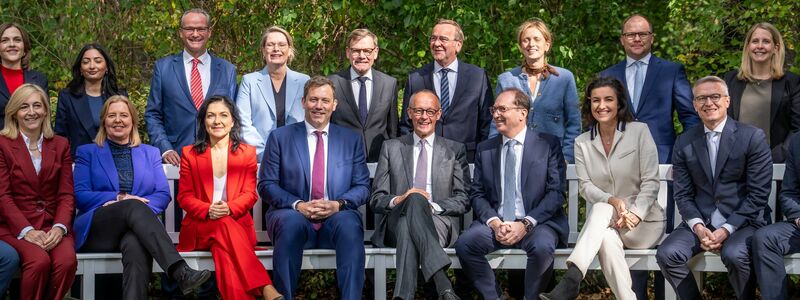 Beim Gruppenfoto fehlte Schnieder.  - Foto: Michael Kappeler/dpa