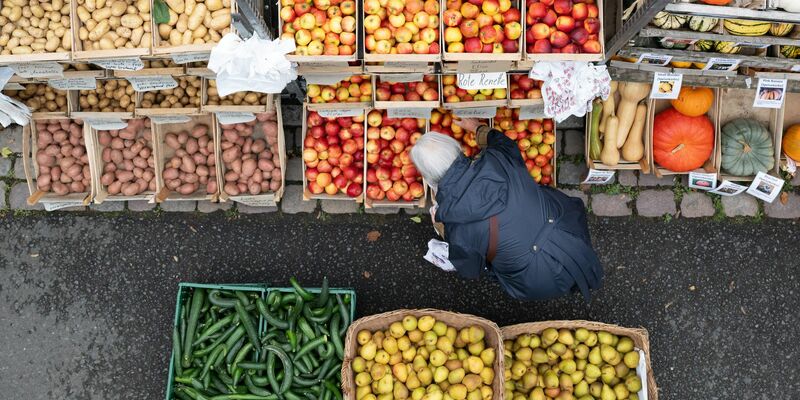 Je höher die Inflationsrate, umso geringer die Kaufkraft der Menschen: Sie können sich für einen Euro dann weniger leisten. (Symbolbild) - Foto: Sebastian Kahnert/dpa