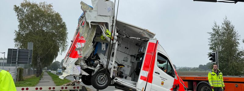 Der Rettungswagen wurde von der Unfallstelle geborgen. - Foto: TV7News/dpa