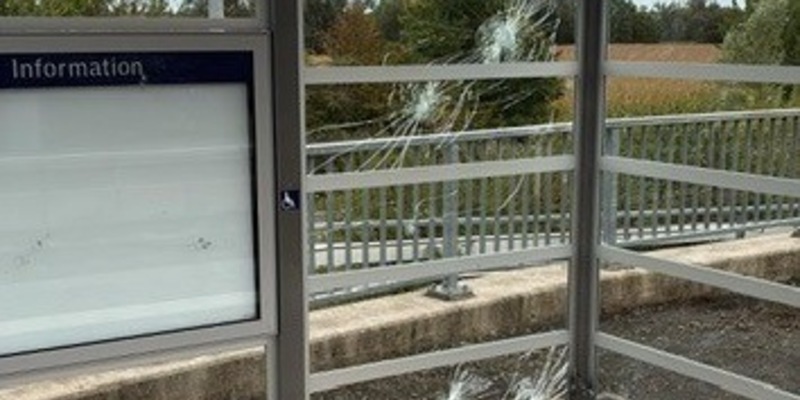 BPOL-KL: Zeugenaufruf - Glasscheiben an Wetterschutzhäuschen am Haltepunkt Dienheim beschädigt - Foto: presseportal.de