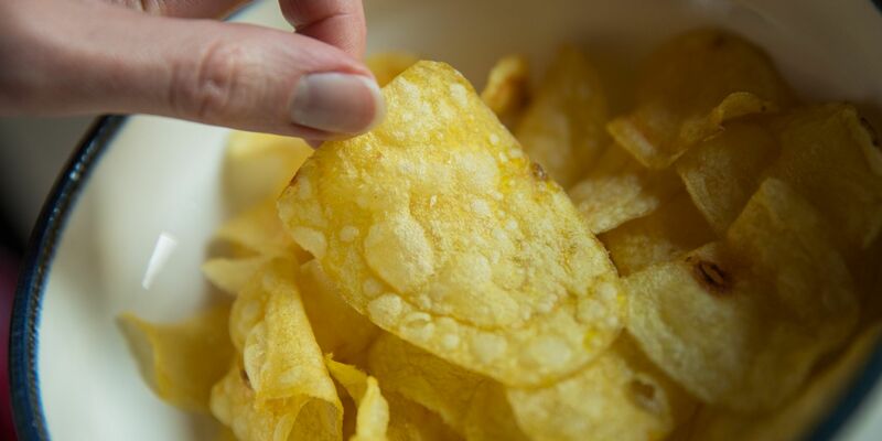 Chips gehören zu den beliebtesten Snacks bei Verbrauchern in Deutschland - manche essen sie auch im Bett. (Archivfoto) - Foto: Daniel Karmann/dpa